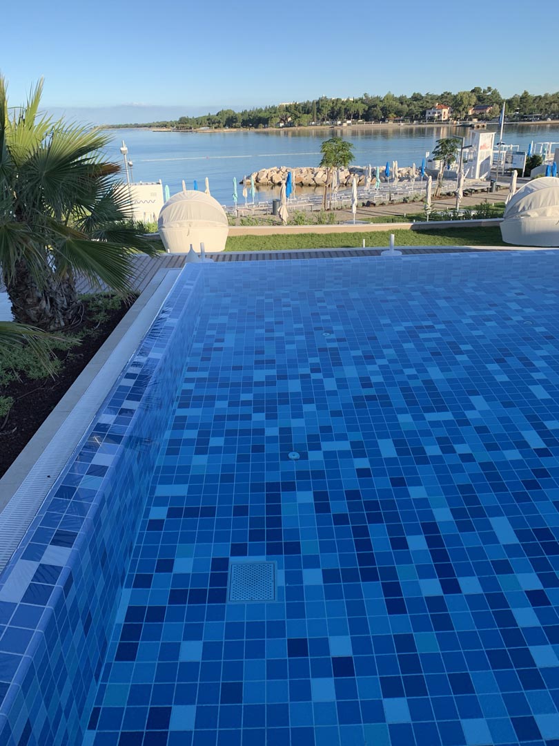 HOTEL-MAREA-BY-VALAMAR-POREC-HRVASKA-1-BAZENSKA-KERAMIKA-LOKAR-ZASTOPSTVA